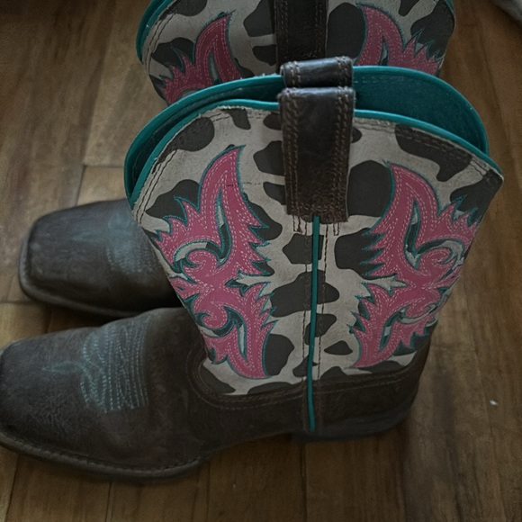 Fun adorable cow pattern Ariat boots - Picture 2 of 8